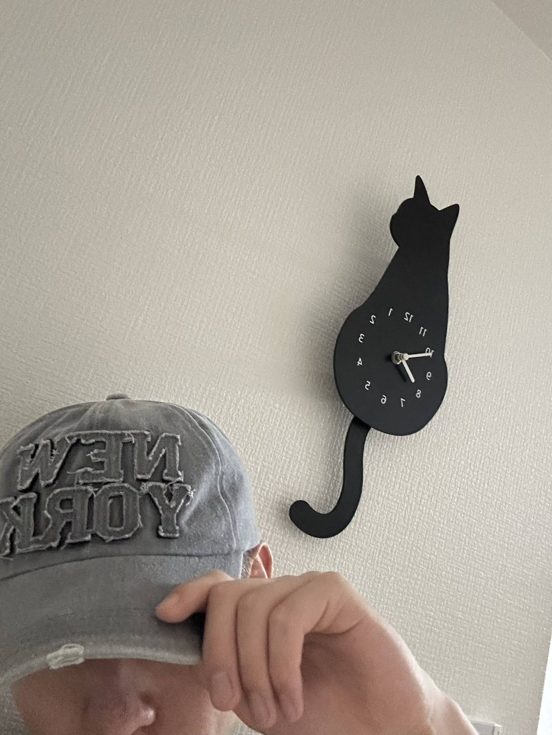 部屋の猫の壁掛け時計とりく