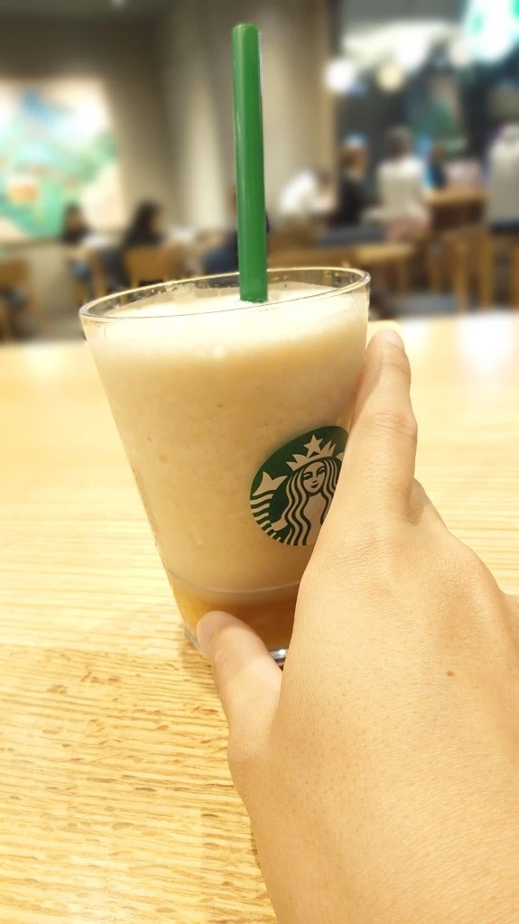 美しい手でスタバのドリンクを持つカズヤ
